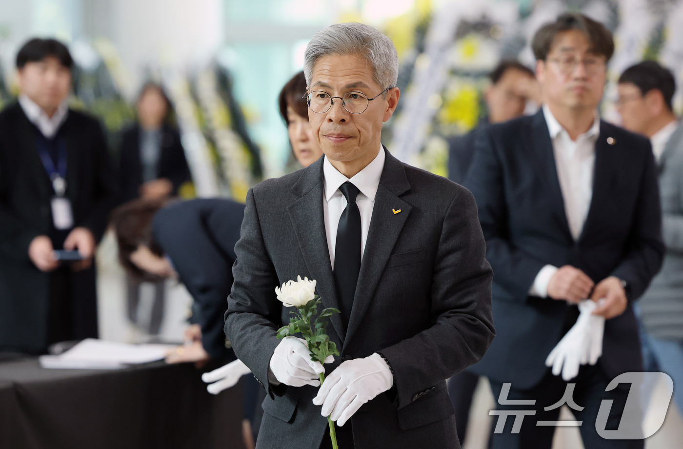 (대전=뉴스1) 김기태 기자 = 권영국 정의당 대표가 27일 대전시청에 마련된 안전공업 희생자 합동분향소에 조문하고 있다. 2026.3.27/뉴스1