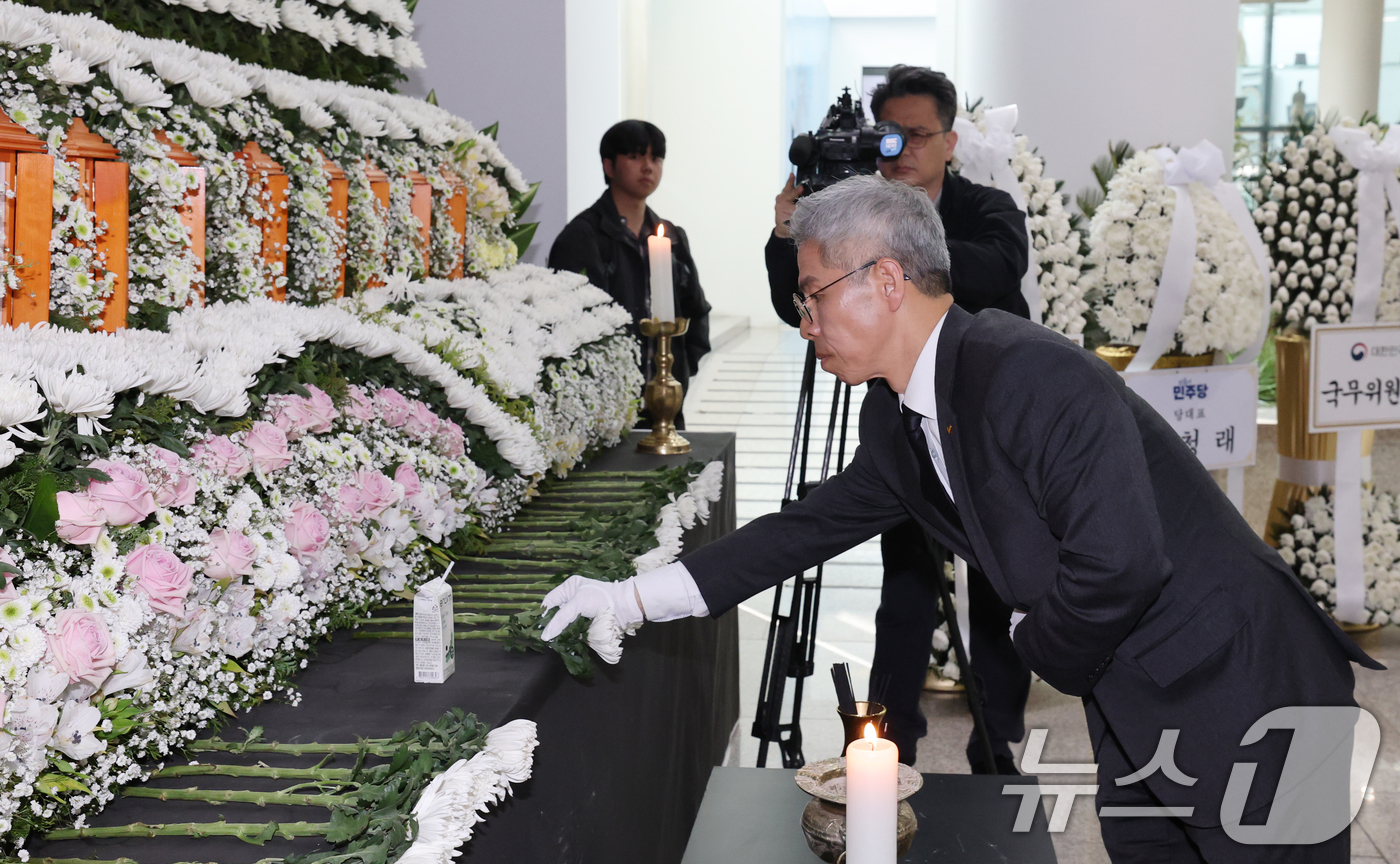 (대전=뉴스1) 김기태 기자 = 권영국 정의당 대표가 27일 대전시청에 마련된 안전공업 희생자 합동분향소에 헌화하고 있다. 2026.3.27/뉴스1