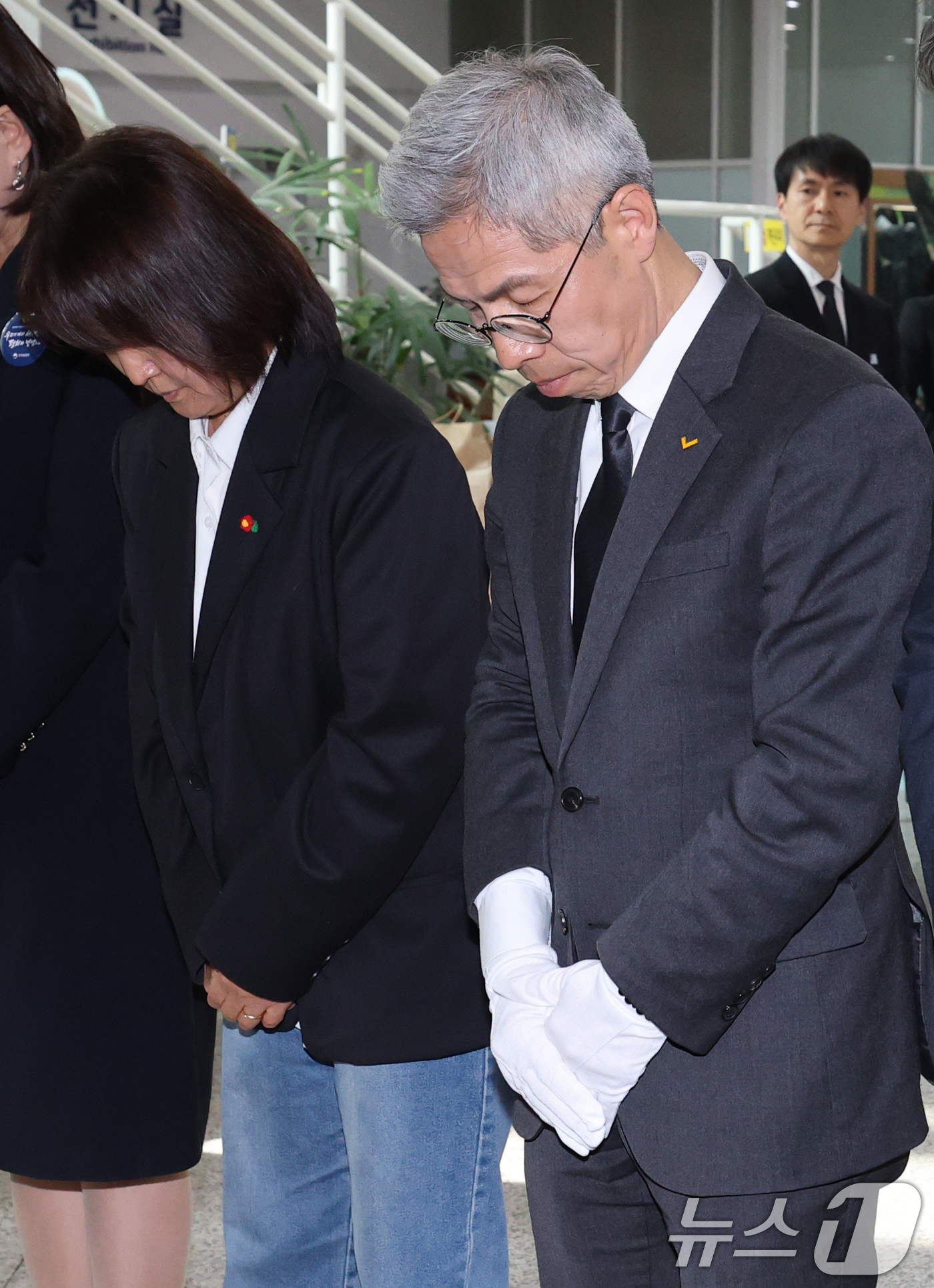 (대전=뉴스1) 김기태 기자 = 권영국 정의당 대표가 27일 대전시청에 마련된 안전공업 희생자 합동분향소에 조문하고 있다. 2026.3.27/뉴스1