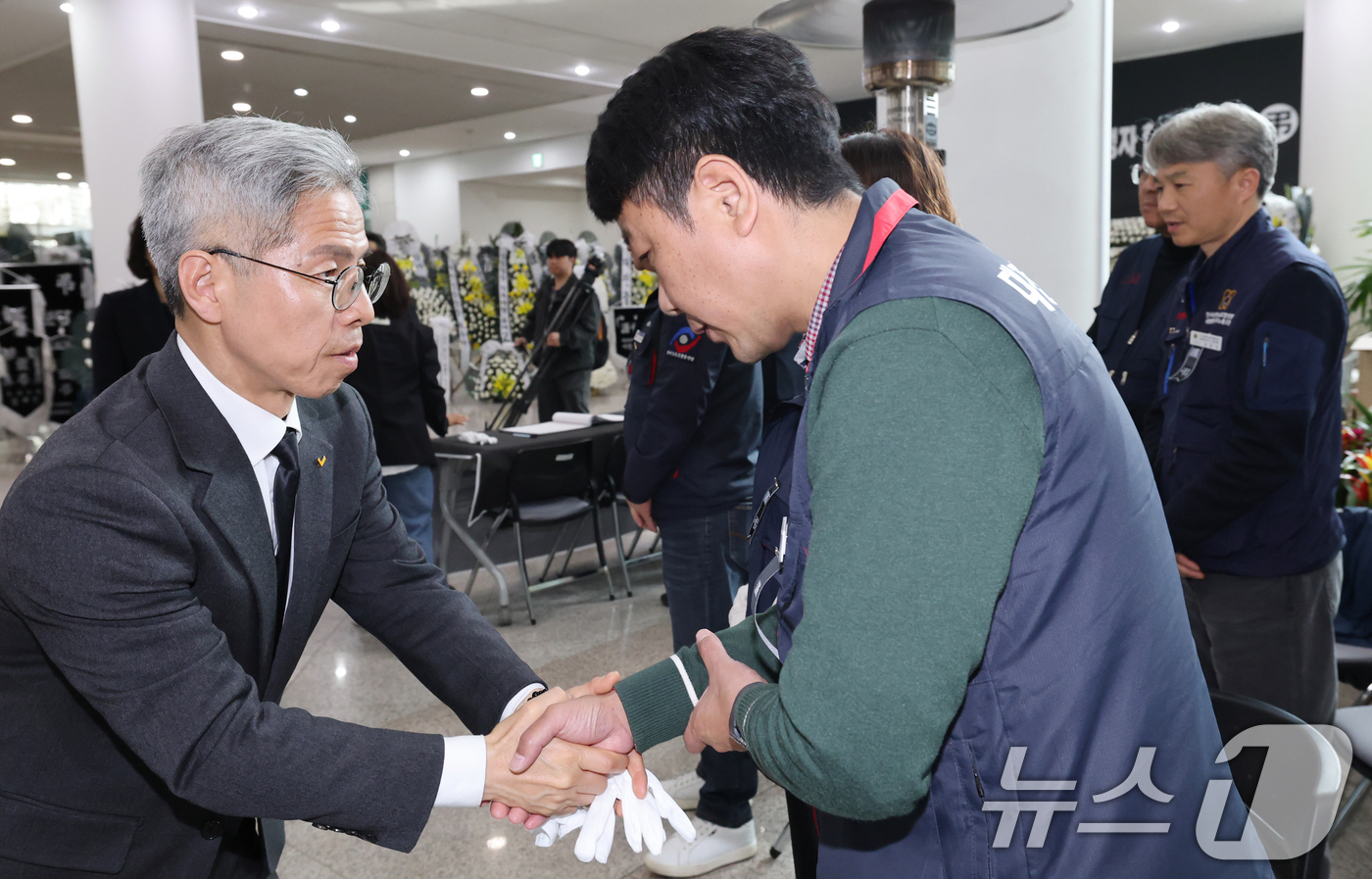 (대전=뉴스1) 김기태 기자 = 권영국 정의당 대표가 27일 대전시청에 마련된 안전공업 희생자 합동분향소에 조문한 뒤 노조원을 위로하고 있다. 2026.3.27/뉴스1