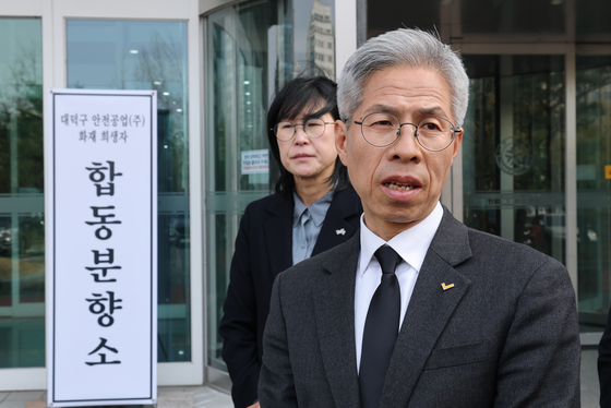 취재진 질문에 답하는 권영국 정의당 대표