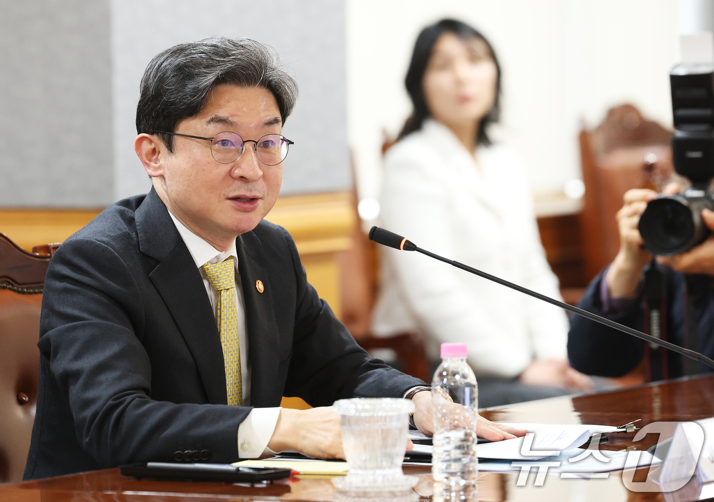 (서울=뉴스1) 오대일 기자 = 이억원 금융위원장이 27일 오후 서울 중구 은행회관에서 열린 경영위기 소상공인·서민취약계층 선제적·복합지원을 위한 업무 협약식에서 모두발언을 하고 …