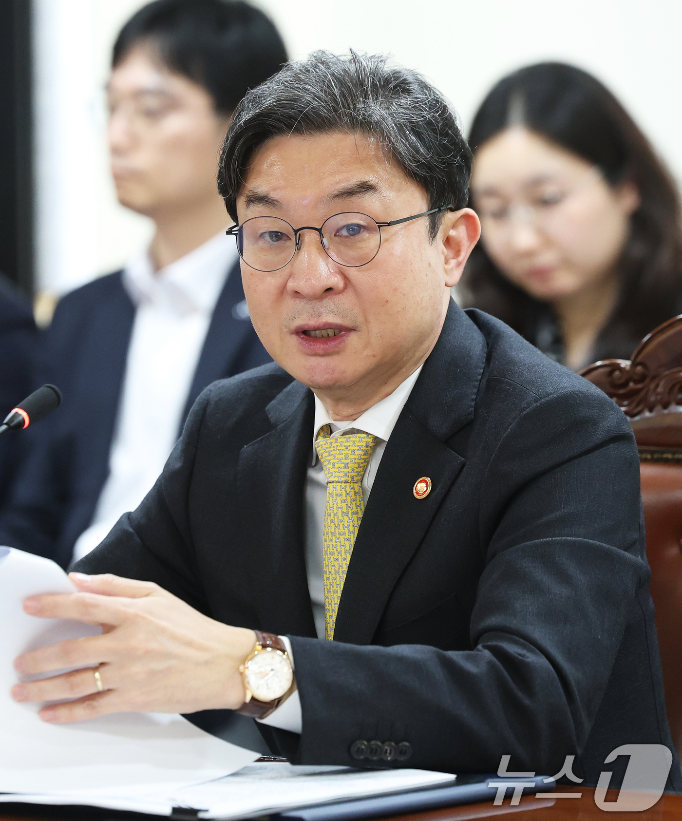 (서울=뉴스1) 오대일 기자 = 이억원 금융위원장이 27일 오후 서울 중구 은행회관에서 열린 경영위기 소상공인·서민취약계층 선제적·복합지원을 위한 업무 협약식에서 모두발언을 하고 …