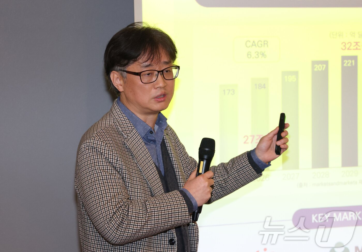 본문 이미지 - 안국준 지오비스타 대표가 27일 경기 성남시 분당구 판교스타트업캠퍼스에서 열린 '반려동물 산업 육성 협의회 제19회 IR(기업설명회) 데이'에서 반려동물 줄기세포 엑소좀 기반 재생치료 기술을 중심으로 사업 모델을 소개하고 있다. 2026.3.27 ⓒ 뉴스1 김영운 기자