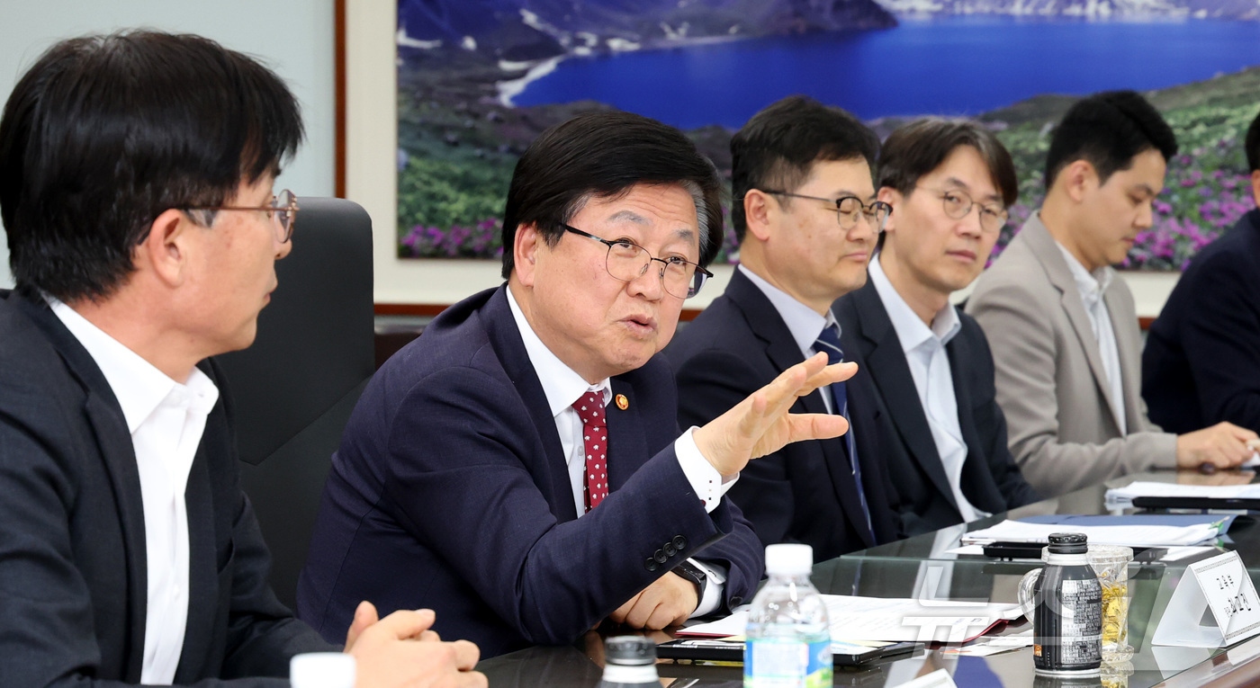 (세종=뉴스1) 김기남 기자 = 최교진 교육부 장관이 27일 세종시 정부세종청사에서 전국 단위 교육청 공무원노동조합과 간담회를 갖고 의견을 나누고 있다. 2026.3.27/뉴스1