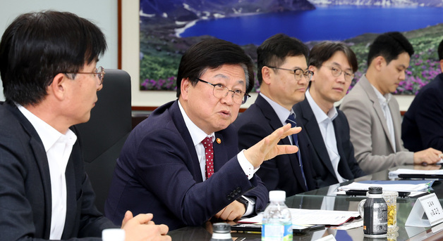 교육청 공무원노조와 간담회 하는 최교진 교육부 장관