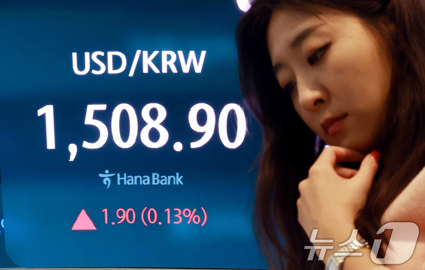 (서울=뉴스1) 이호윤 기자 = 27일 서울 중구 하나은행 본점 딜링룸 전광판에 종가가 표시되고 있다. 이날 코스피지수는 전일 대비 21.59포인트(p)(0.40%) 내린 5438 …