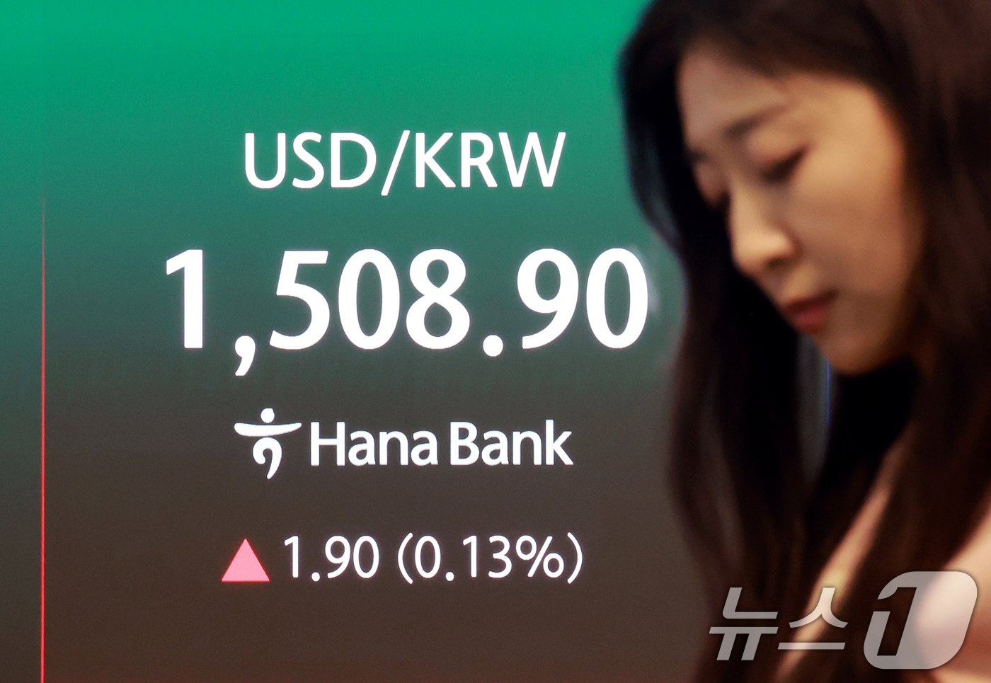 (서울=뉴스1) 이호윤 기자 = 27일 서울 중구 하나은행 본점 딜링룸 전광판에 종가가 표시되고 있다. 이날 코스피지수는 전일 대비 21.59포인트(p)(0.40%) 내린 5438 …