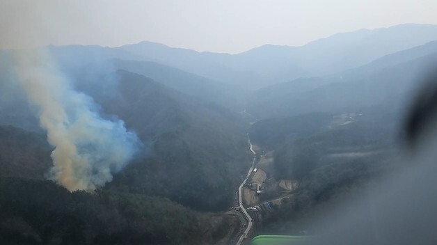 영주 소백산 인근 산불…대응 1단계·헬기 11대 투입