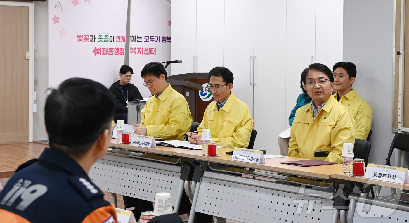 (서울=뉴스1) = 김광용 행정안전부 재난안전관리본부장이 27일 경남 창원시 여좌동 행정복지센터에서 관계기관과 함께 진해군항제 안전관리 대책을 점검하고 있다. (행정안전부 제공. …