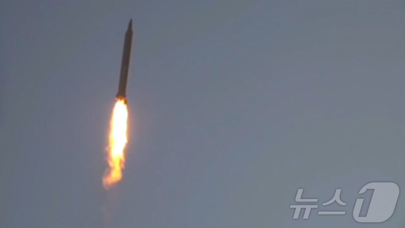 본문 이미지 - 이란 이슬람혁명수비대(IRGC)가 지난 21일(현지시간) 공개한 이스라엘 목표물과 바레인의 미 해군 제5함대를 겨냥한 '72차 미사일 공격' 영상 ⓒ AFP=뉴스1