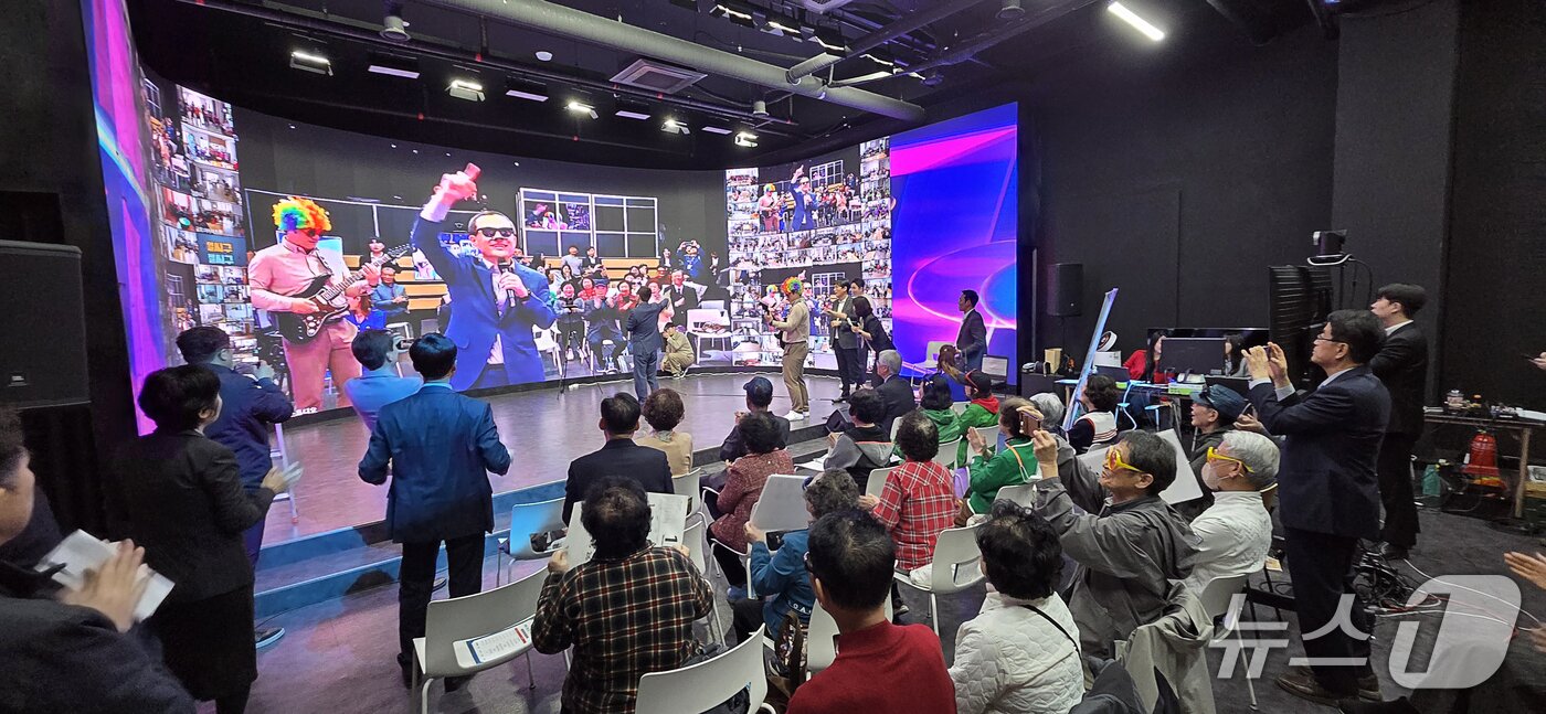 본문 이미지 - 강원도는 춘천 소담스퀘어에서 스마트 경로당 4호점(춘천시) 구축을 기념하고, 시군 간 교류 활성화를 위한 '4개 시군 연합 노래자랑 대회'를 개최했다.(강원도 제공. 재판매 및 DB금지)/뉴스1