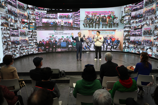 멀리 있어도 함께 즐긴다…강원도, '연결형 스마트 경로당' 구축