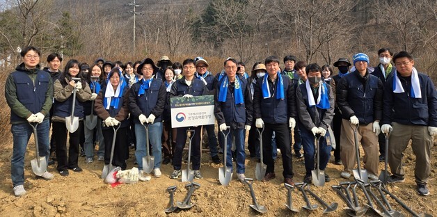 기후에너지환경부, 용인 경안천서 식목행사…삼성전자 동참