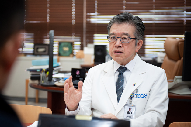 "암 환자 30만 시대…서울 안 가도 되는 '지역완결 치료' 목표"