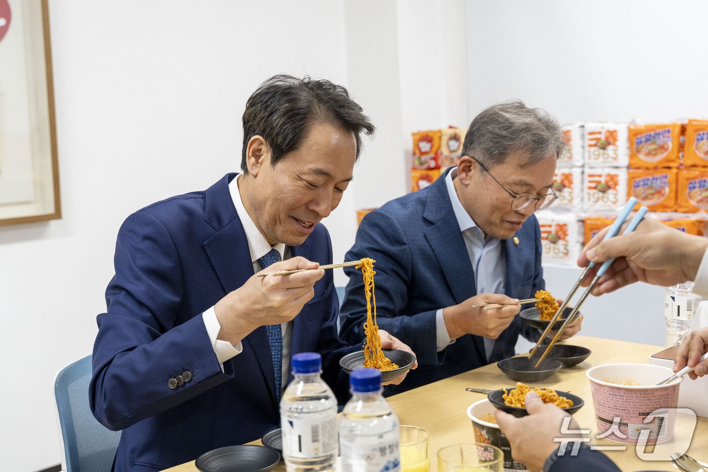 본문 이미지 - 우상호 더불어민주당 강원도지사 예비후보가 27일 원주 삼양식품과 풍물시장을 찾는 '원주·횡성권 현장 정책투어' 일정을 소화했다.(우상호 예비후보 측 제공. 재판매 및 DB금지)/뉴스1