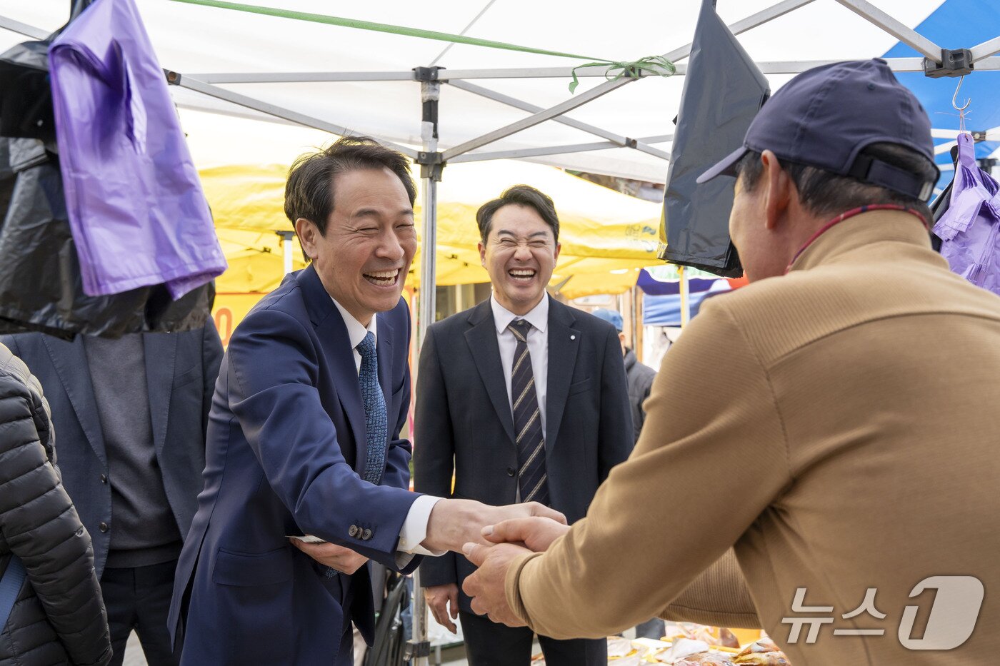 본문 이미지 - 우상호 더불어민주당 강원도지사 예비후보가 27일 원주 삼양식품과 풍물시장을 찾는 '원주·횡성권 현장 정책투어' 일정을 소화했다.(우상호 예비후보 측 제공. 재판매 및 DB금지)/뉴스1