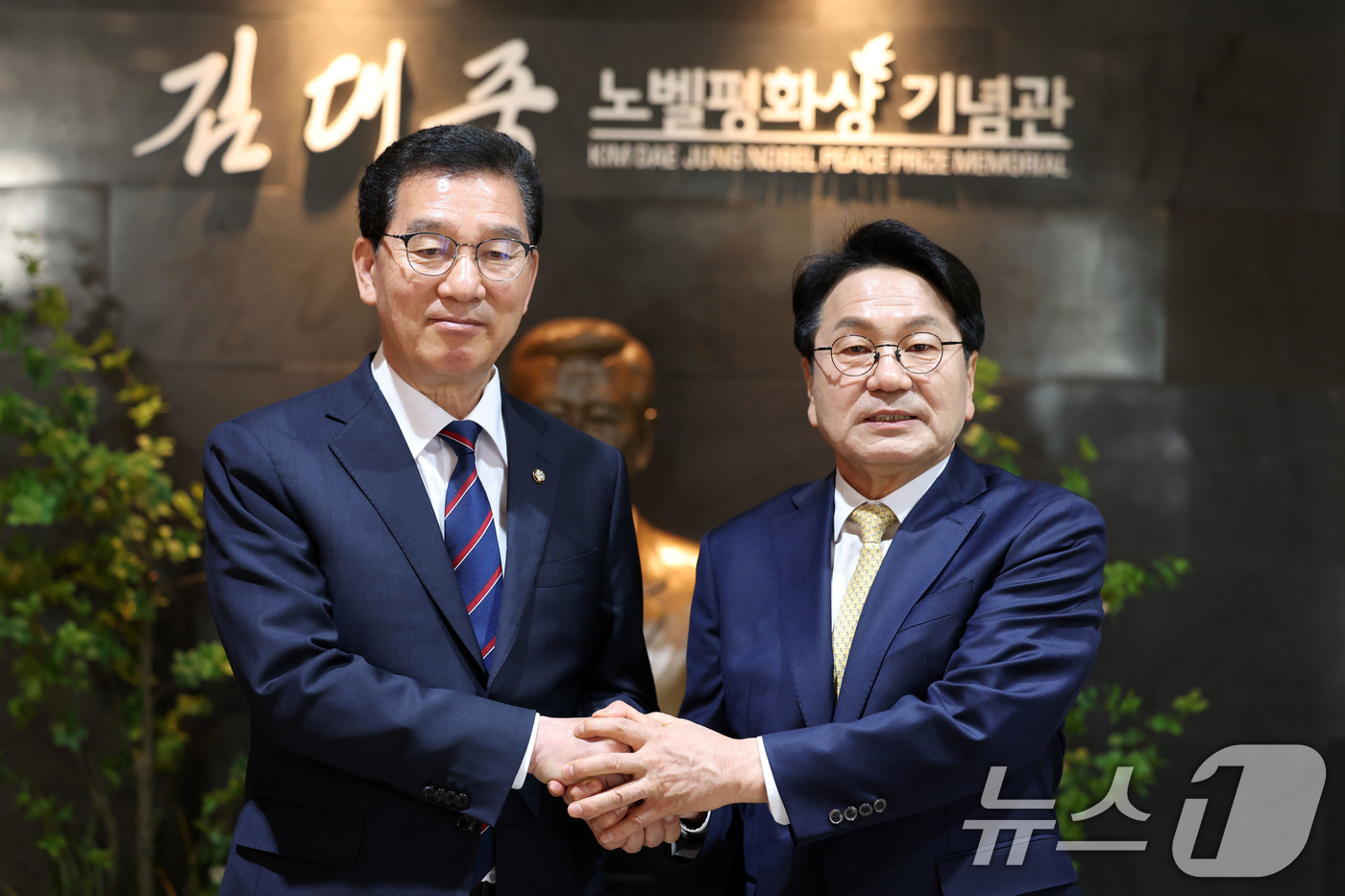 (목포=뉴스1) 이승현 기자 = 신정훈(왼쪽), 강기정 더불어민주당 전남광주통합특별시장 후보가 27일 전남 목포시 김대중노벨평화기념관에서 기자회견을 열고 단일화를 선언하고 있다. …