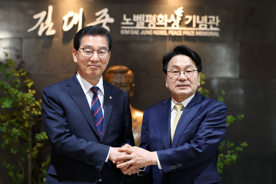 '운동권 동지' 강기정-신정훈 전남광주특별시장 단일화 합의(종합)