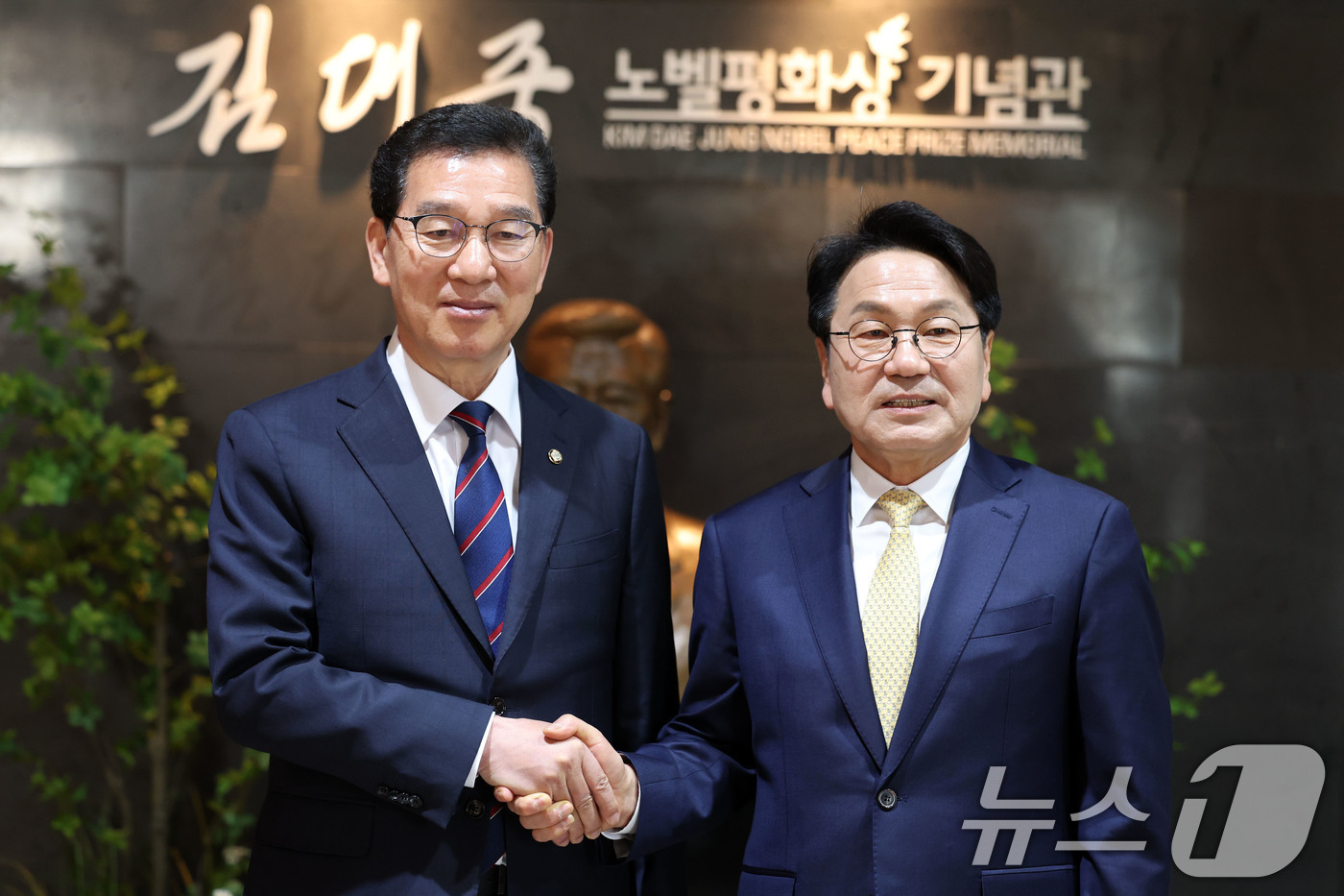 (목포=뉴스1) 이승현 기자 = 신정훈(왼쪽), 강기정 더불어민주당 전남광주통합특별시장 후보가 27일 전남 목포시 김대중노벨평화기념관에서 기자회견을 열고 단일화를 선언하고 있다. …