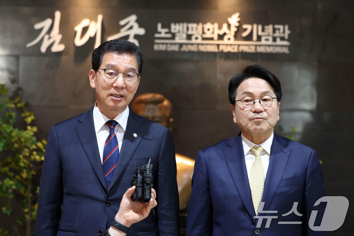 (목포=뉴스1) 이승현 기자 = 신정훈(왼쪽), 강기정 더불어민주당 전남광주통합특별시장 후보가 27일 전남 목포시 김대중노벨평화기념관에서 기자회견을 열고 단일화를 선언하고 있다. …