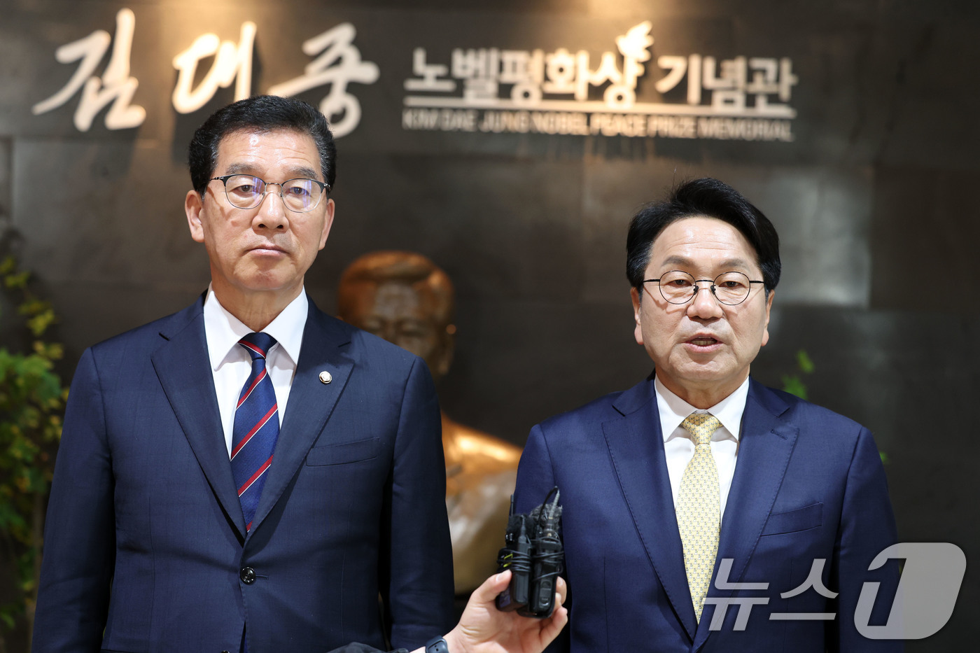 (목포=뉴스1) 이승현 기자 = 신정훈(왼쪽), 강기정 더불어민주당 전남광주통합특별시장 후보가 27일 전남 목포시 김대중노벨평화기념관에서 기자회견을 열고 단일화를 선언하고 있다. …