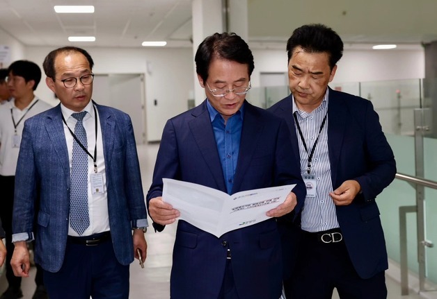 "경쟁 후보는 사무실 열고 현수막 붙이는데…왜 아직?"