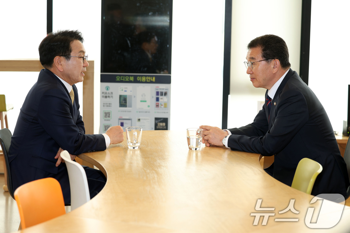 (목포=뉴스1) 이승현 기자 = 강기정(왼쪽), 신정훈 더불어민주당 전남광주통합특별시장 후보가 27일 전남 목포시 김대중노벨평화기념관에서 대화를 나누고 있다. 2026.3.27/뉴 …