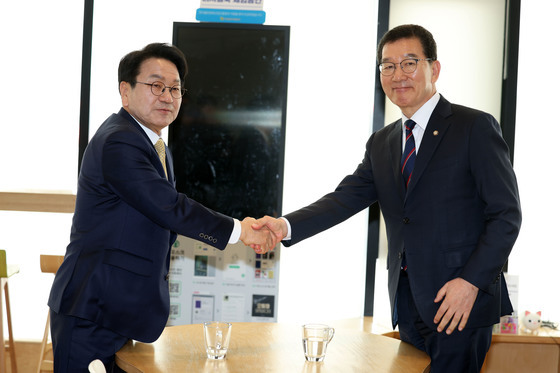 악수하는 강기정·신정훈