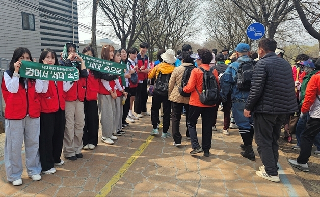 진천군 노인복지관 '걸어서 세대 속으로' 걷기대회 성료