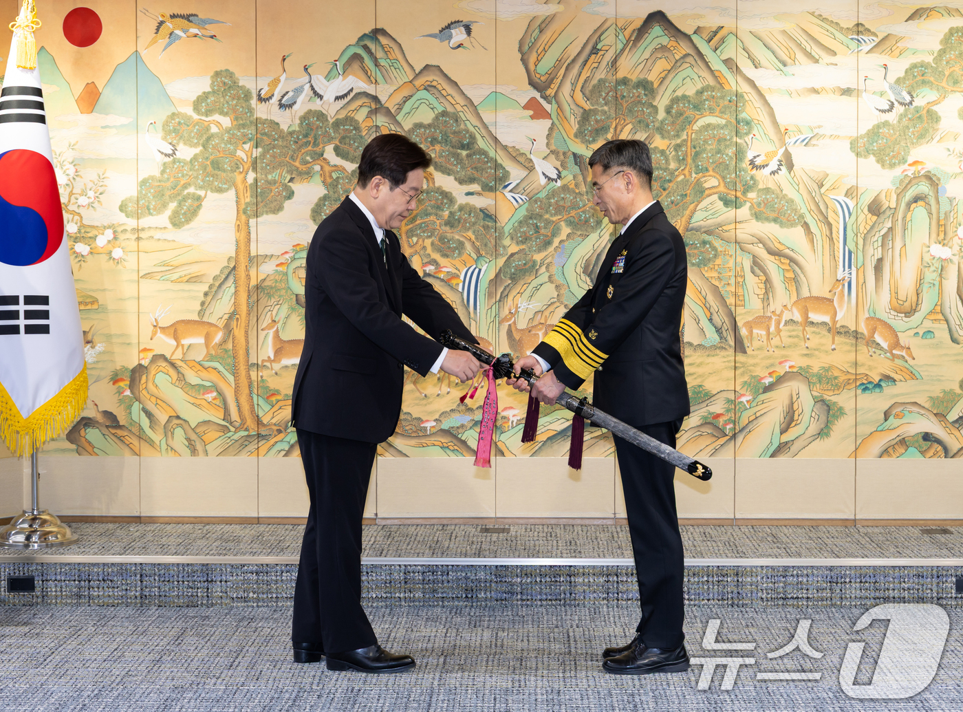 (서울=뉴스1) 허경 기자 = 이재명 대통령이 27일 서울 용산구 국방부에서 김경률 신임 해군참모총장에게 삼정검 수치를 수여하고 있다. (청와대 제공. 재판매 및 DB 금지) 20 …