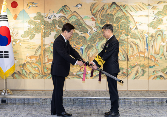 이재명 대통령, 신임 해군참모총장 삼정검 수치 수여