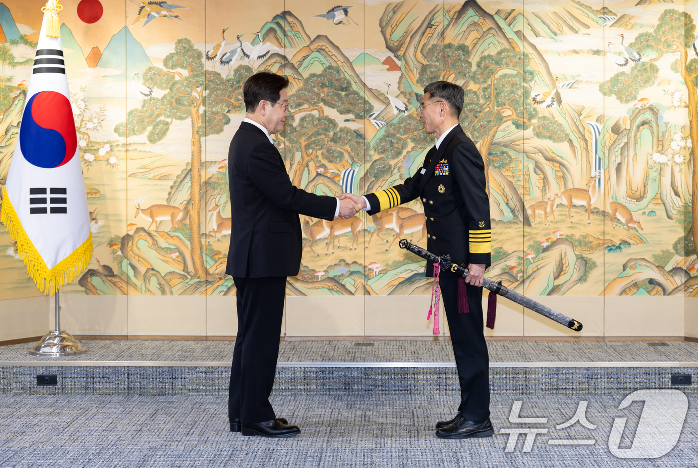 (서울=뉴스1) 허경 기자 = 이재명 대통령이 27일 서울 용산구 국방부에서 김경률 신임 해군참모총장에게 삼정검 수치를 수여하고 있다. (청와대 제공. 재판매 및 DB 금지) 20 …