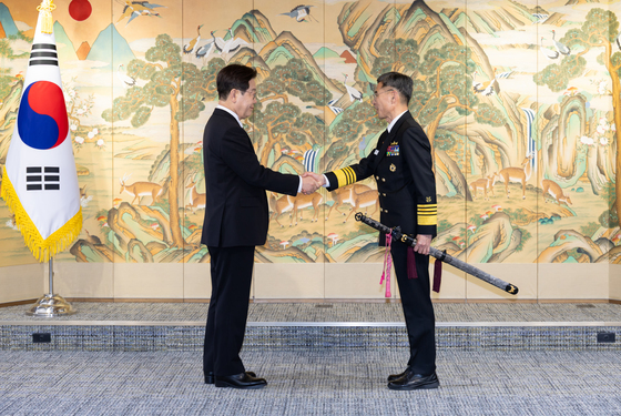 신임 해군참모총장 삼정검 수치 수여하는 이재명 대통령