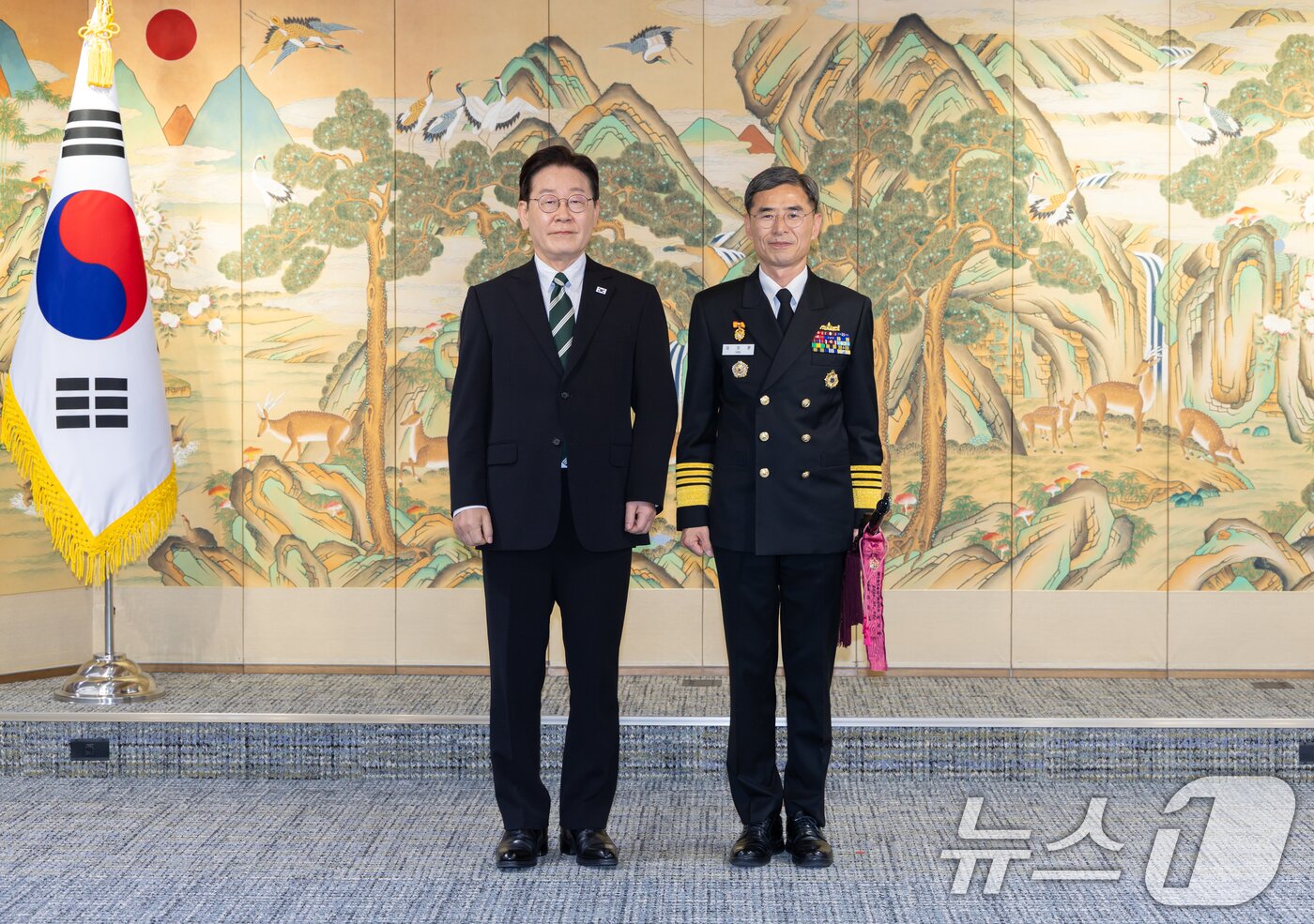 본문 이미지 - 이재명 대통령이 27일 서울 용산구 국방부에서 김경률 신임 해군참모총장에게 삼정검 수치를 수여한 뒤 기념촬영을 하고 있다. (청와대 제공. 재판매 및 DB 금지) 2026.3.27 ⓒ 뉴스1 허경 기자
