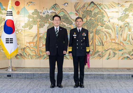 이재명 대통령, 신임 해군참모총장 삼정검 수치 수여