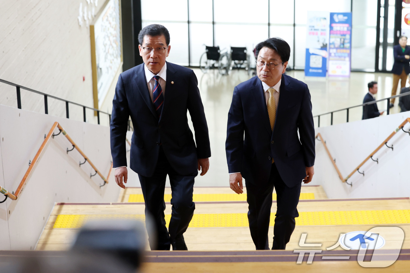 (목포=뉴스1) 이승현 기자 = 신정훈(왼쪽)·강기정 더불어민주당 전남광주통합특별시장 후보가 27일 전남 목포시 김대중노벨평화기념관에서 단일화 입장을 밝히기 위해 들어서고 있다. …