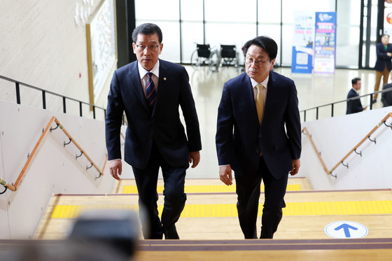 단일화 입장 밝히기 위해 김대중노벨평화기념관 찾은 신정훈-강기정