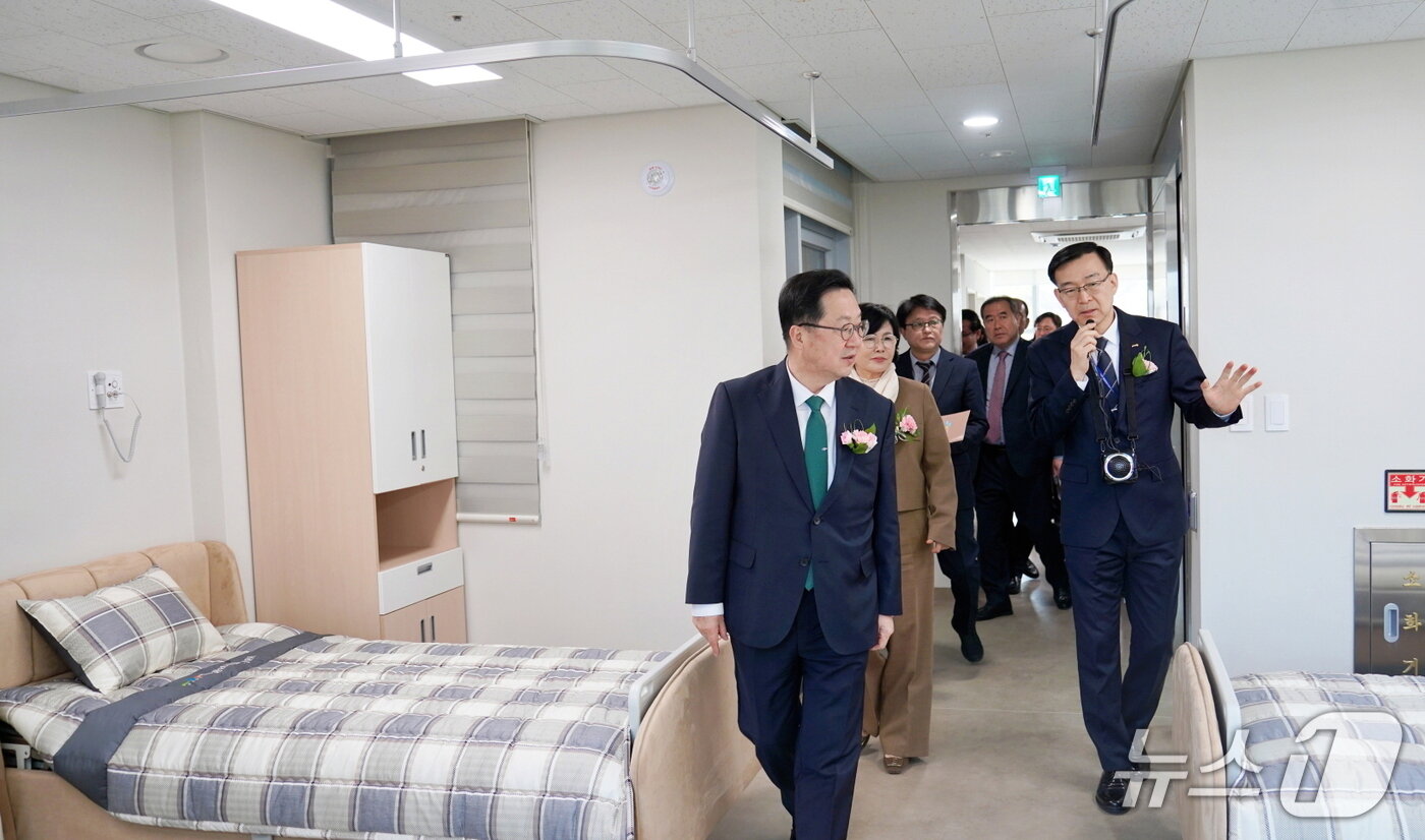 본문 이미지 - 이장우 대전시장이 대전시립요양원 내부 시설을 둘러보고 있다.(대전시사회서비스원 제공. 재판매 및 DB금지)/뉴스1