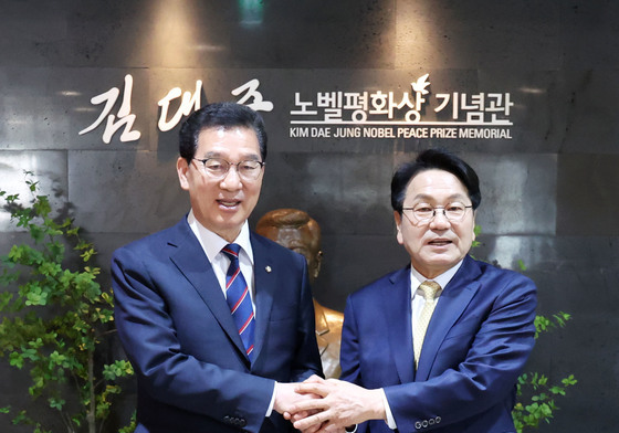 운동권 동지 신정훈-강기정 전격 단일화