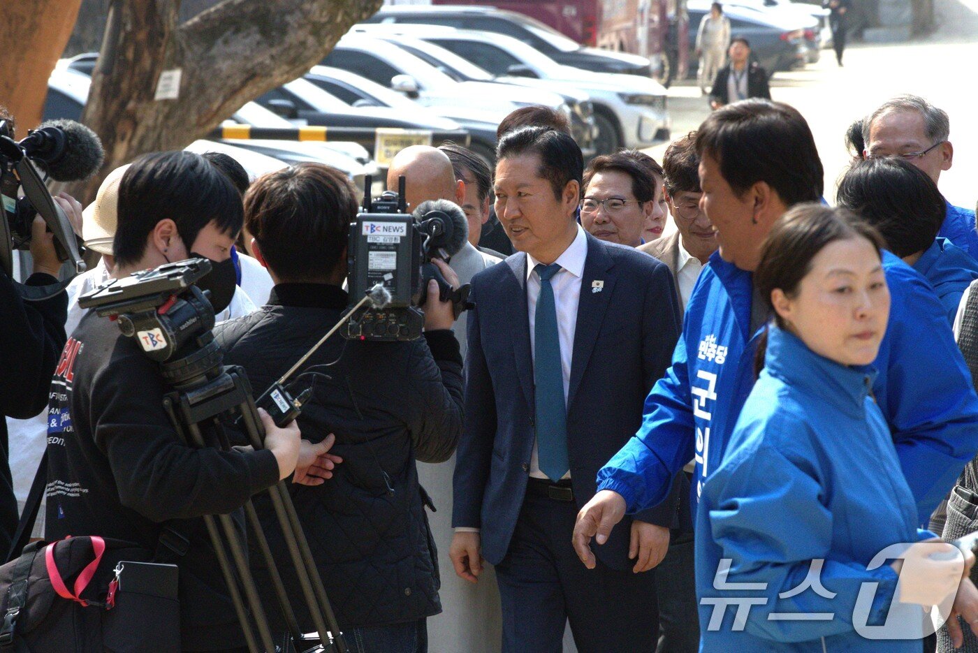 본문 이미지 - 정청래 더불어민주당 대표가 27일 경북 대형 산불로 피해입은 의성 고운사에 방문했다. 이날 정 대표는 경북 북부 시장, 군수 예비후보들과 인사를 나누고 훼손된 사찰을 돌아보고 있다.2026.3.27 ⓒ 뉴스1 신성훈 기자