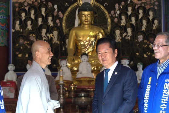 권사 정청래, 지방선거 앞 사찰 행보…"절에 오니 마음 편해"