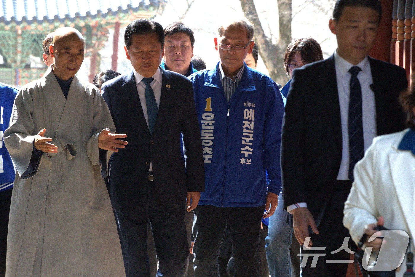 (의성=뉴스1) 신성훈 기자 = 정청래 더불어민주당 대표가 27일 경북 대형 산불로 피해입은 의성 고운사에 방문했다. 이날 정 대표는 경북 북부 시장, 군수 예비후보들과 인사를 나 …