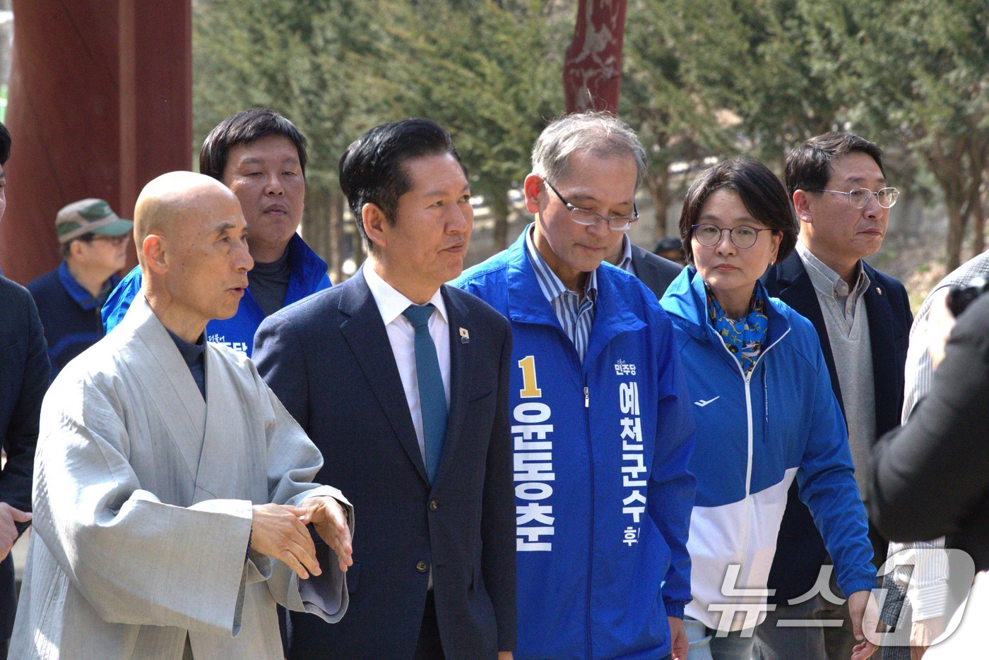(의성=뉴스1) 신성훈 기자 = 정청래 더불어민주당 대표가 27일 경북 대형 산불로 피해입은 의성 고운사에 방문했다. 이날 정 대표는 경북 북부 시장, 군수 예비후보들과 인사를 나 …