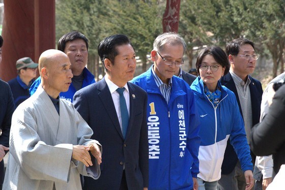 정청래 더불어민주당 대표 산불 피해 입은 의성 고운사 방문