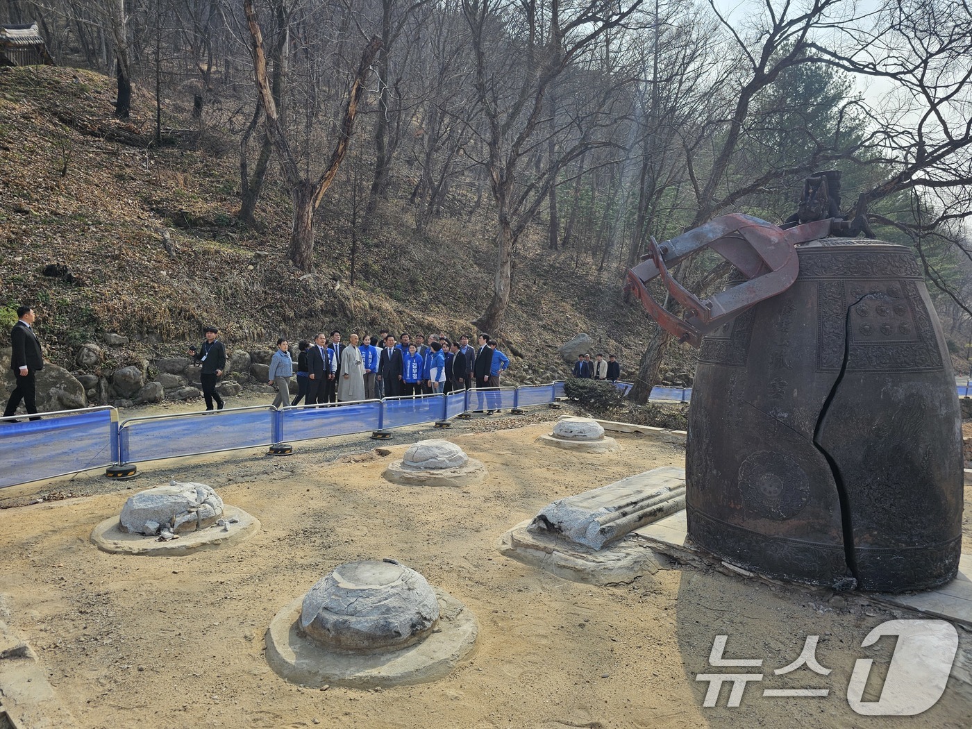 (의성=뉴스1) 신성훈 기자 = 정청래 더불어민주당 대표가 27일 경북 대형 산불로 피해입은 의성 고운사에 방문했다. 이날 정 대표는 경북 북부 시장, 군수 예비후보들과 인사를 나 …