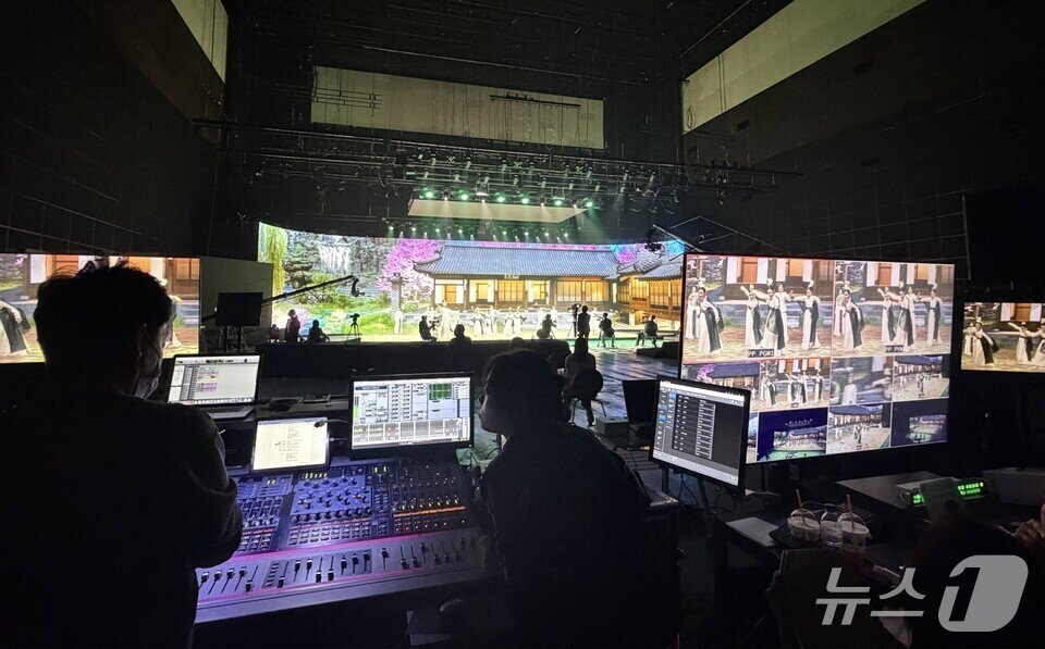 본문 이미지 - 학생들이 XR 기반 콘텐츠 제작 현장을 견학하고 있다.(전남교육청 제공, 재판매 및 DB금지)/뉴스1 