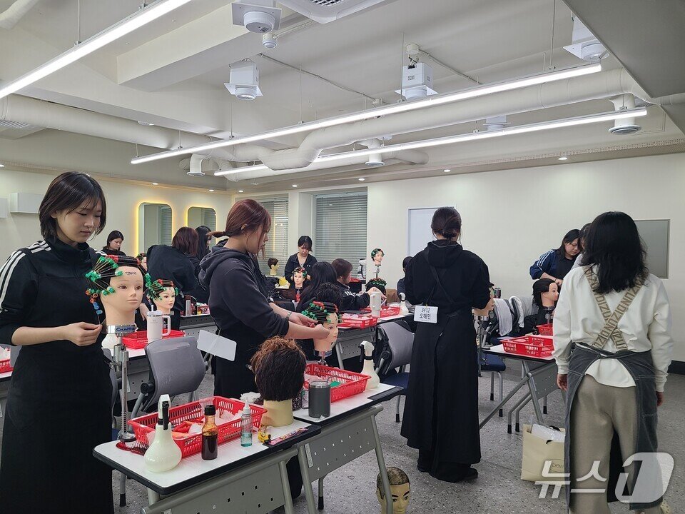 본문 이미지 - 전남미용고의 공개수업 장면.(전남교육청 제공, 재판매 및 DB금지)/뉴스1 