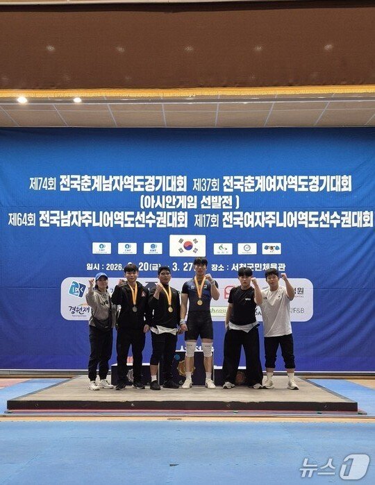 본문 이미지 - 전국춘계남자역도경기대회에서 메달을 획득한 완도고 역도 선수들이 기념사진을 찍고 있다. (전남교육청 제공, 재판매 및 DB금지)/뉴스1