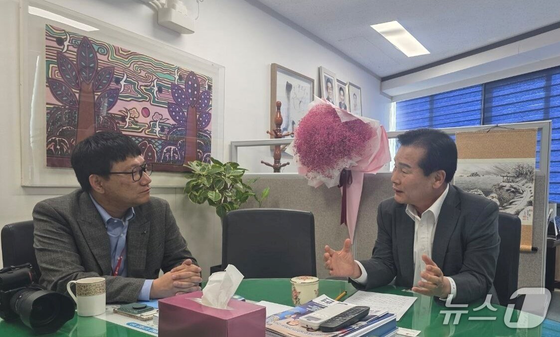 본문 이미지 - 26일 주철현 더불어민주당 전남광주통합특별시장 후보가 여수 국회의원 사무실에서 뉴스1과 만나 인터뷰를 진행하고 있다. (의원실 제공. 재판매 및 DB금지)